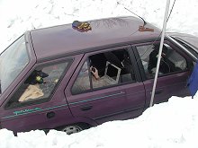 Do auta alespoň přes hromady sněhu  okýnkem nefouká                                                                                                                     