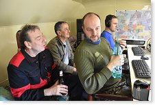 Plně obsazená hamovna během závodu