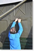 Martin zajišťuje okenici