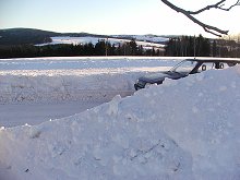 Mezi sněhovými mantinely na přístupové silničce                                                                                                                    