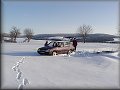 Panencká sněžná pláň, auto a stopy narušitele - fotografa                                                                                                                     