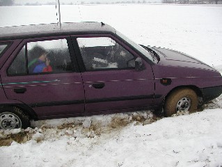 Auto v blátě (362kB)