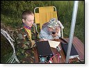 Honza OK9JD s Tomíkem (syn Ládi FCR) u zařízení na 70cm 