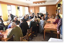 Pohled do zaplněného sálu